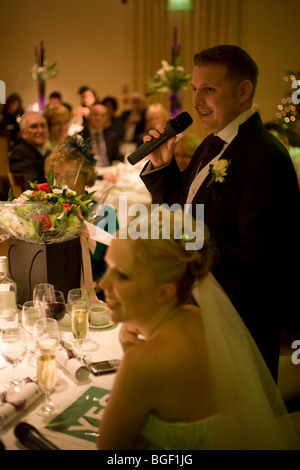 Ein neuer Mann gibt seine Bräutigam Rede in der Abendveranstaltung nach seine standesamtliche Trauung bei einer lizenzierten Zeremonie. Stockfoto