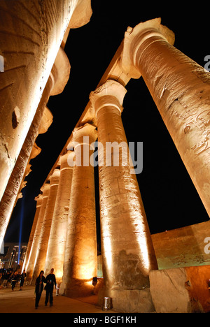 LUXOR, ÄGYPTEN. Nachtansicht des Kolonnade von Amenophis III. im Luxor-Tempel. 2009. Stockfoto