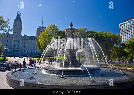 La Fontaine de Tourny est Mise En Eau, Brunnen außerhalb L'Hotel du Parlement ein Quebec, Parlamentsgebäude, La Place de L'Assem Stockfoto