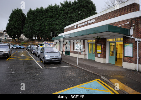 Vordereingang des Bahnhofs Haywards Heath auf der Pendlerlinie Brighton nach London. Stockfoto