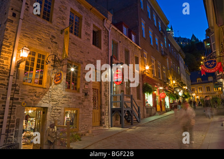 Blaue Stunde entlang Rue Sous le Fort in der Altstadt von Quebec, Quebec Stadt, Quebec, Kanada. UNESCO-Weltkulturerbe. Stockfoto