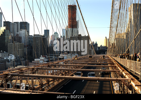 Der Verkehr verläuft unter der Brooklyn Bridge in Manhattan, New York, USA Stockfoto