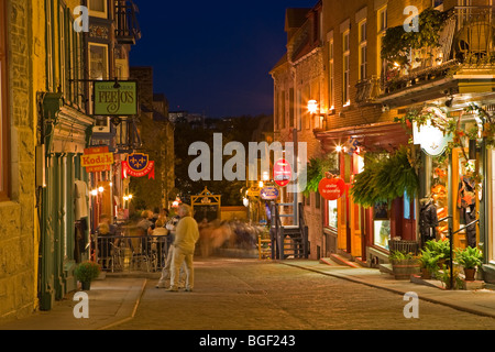 Die Geschäfte entlang der Rue Sous le Fort, Quartier Petite Champlain in Altstadt von Quebec, Quebec Stadt, Quebec, Kanada. UNESCO-Weltkulturerbe. Stockfoto