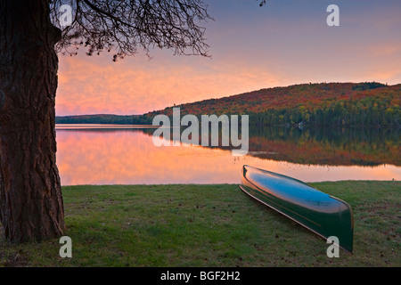 Canoe on the shores of Rock Lake during sunset in Algonquin Provincial Park, Ontario, Canada. Stockfoto