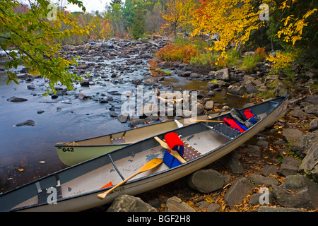 Zwei Kanus am Ufer des Flusses Habichtsbitterkraut in den Oxtongue River-Ragged Falls Provincial Park, Ontario, Kanada. Stockfoto