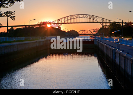 International-Brücke über die St Mary River von der so sperren, Sault Ste Marie Lock National Historic Site in der Stadt gesehen Stockfoto