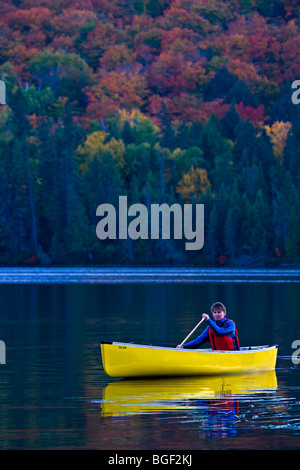 Frau paddeln Kanu auf Rock Lake in Algonquin Provincial Park, Ontario, Kanada. -Modell veröffentlicht. Stockfoto