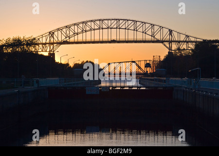 International-Brücke über die St Mary River von der so sperren, Sault Ste Marie Lock National Historic Site in der Stadt gesehen Stockfoto