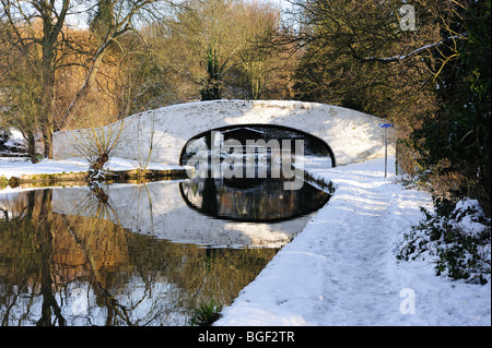 Brücke 163 Reflexion im Wasser des Grand Union Canal in der Nähe von Hunton Bridge Watford an einem verschneiten Wintertag Stockfoto