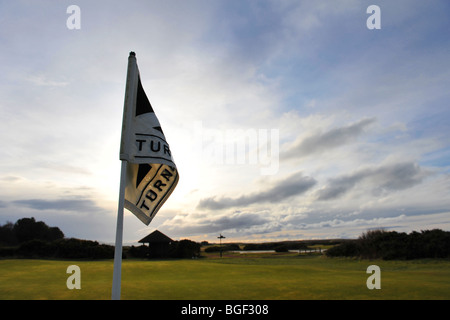 Flagge auf Grün des Studiengangs Ailsa in Turnberry Golf Resort, Turnberry, Schottland. Stockfoto