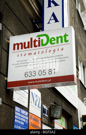 Straßenschild für einen Zahnarzt / dental / Dentristy bietet Behandlung oder Reparaturen an einer Operation / Büro in Krakau, Polen. Stockfoto