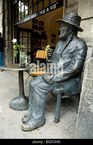 Denkmal / Skulptur von Piotr Skrzynecki vor der Vis Á Vis-Café am Main market Square. Krakau. Polen. Stockfoto