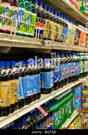 Soda auf dem Display in einem Lebensmittelgeschäft. Stockfoto