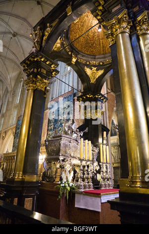 Im Chor der Wawel-Kathedrale, die durch den Heiligen Stanislaus Mausoleum & Silber Sarg. Wawel-Schloss. Krakau, Polen. Stockfoto