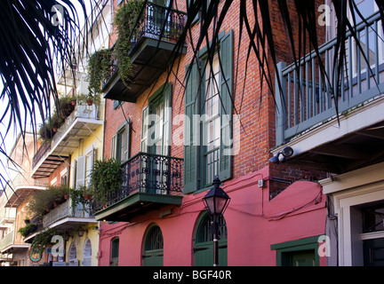 Französisches Viertel Balkone Futter Piraten Gasse in New Orleans. Stockfoto