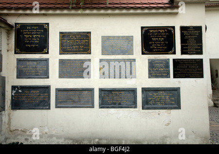 Gedenktafeln an die Remuh-Synagoge (Synagoga Remuh) für die jüdischen Opfer des Nationalsozialismus. Kazimierz, Krakau. Polen. Stockfoto