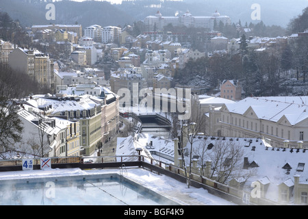 Die Stadt Karlovy Vary (Karlsbad) gesehen vom thermischen Sanatorium, Tschechische Republik, Europa Stockfoto