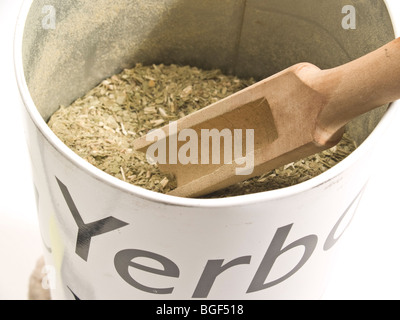 Trockenen Yerba Mate lässt auf weißem Hintergrund, traditionelle Getränk von Argentinien. Stockfoto