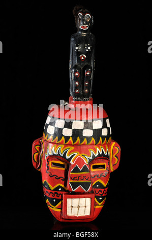 geschnitzte Holzmaske Stammes-Kalimantan, Indonesien Stockfoto
