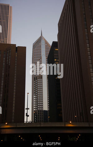 Zwei Prudential Plaza Gebäude unter anderen Gebäuden, Chicago, Illinois, USA Stockfoto