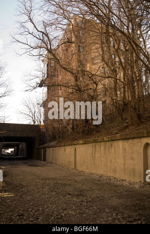 Die verlassene Bahnstrecke, bekannt als die "Bronx Sumpf" ist im Stadtteil Mott Haven in der Bronx in New York gesehen. Stockfoto