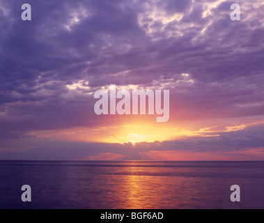 MINNESOTA - Sonnenaufgang über dem Lake Superior im Temperance River State Park. Stockfoto