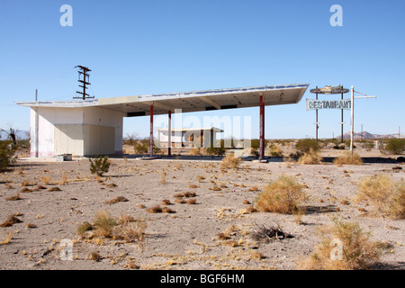 Auf der historischen Route 66 in der Mojave-Wüste östlich von Amboy, Kalifornien erliegt der Roadrunner Rückzug langsam in die Wüste. Stockfoto