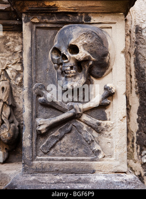 Totenkopf auf Grabstein Stockfoto