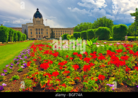 Gärten der Königin Elizabeth II und der Legislative Building in der Stadt Regina, Saskatchewan, Kanada. Stockfoto