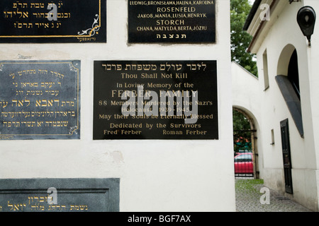 Gedenktafeln an die Remuh-Synagoge (Synagoga Remuh) für die jüdischen Opfer des Nationalsozialismus. Kazimierz, Krakau. Polen. Stockfoto