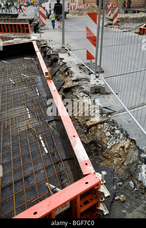 Polnische Bauarbeiter bereiten, Stahlbeton zu legen, denn neue Tram einen Straße-Standort im Stadtzentrum von Krakau verfolgt. Polen. Stockfoto