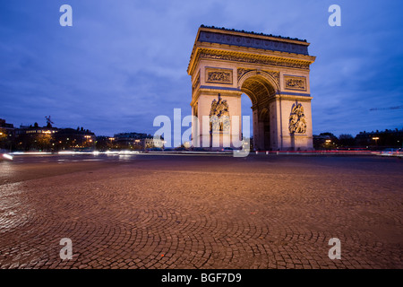 Arc de Triomphe (Triumph) beleuchtet in der Nacht mit blauen Wolken Stockfoto