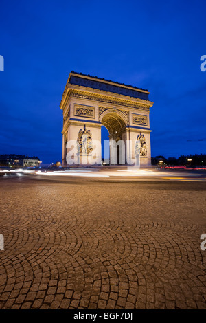 Arc de Triomphe (Triumph) beleuchtet in der Nacht mit blauen Wolken Stockfoto