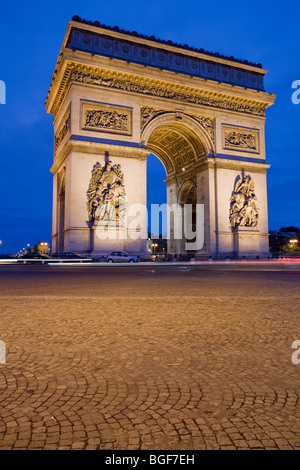 Arc de Triomphe (Triumph) beleuchtet in der Nacht mit blauen Wolken Stockfoto