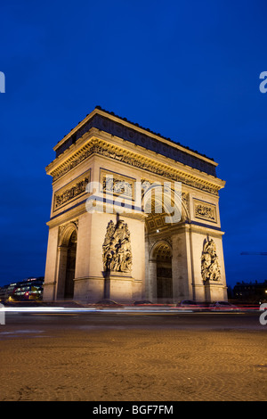 Arc de Triomphe (Triumph) beleuchtet in der Nacht mit blauen Wolken Stockfoto