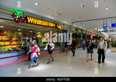 Innenansicht Galeria Krakowska Einkaufszentrum im Stadtzentrum von Krakau. Polen. Ein Obst und Gemüse Laden befindet sich an der linken Seite. Stockfoto