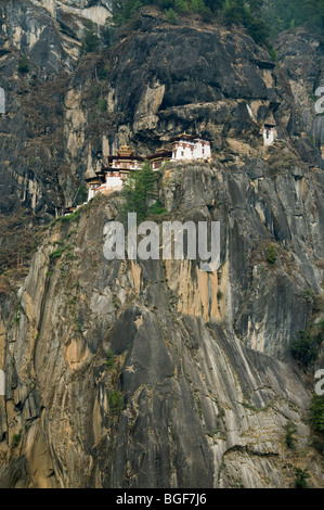 Taktshang Kloster (Tiger es Nest) auf Granitfelsen über Paro, Bhutan Stockfoto