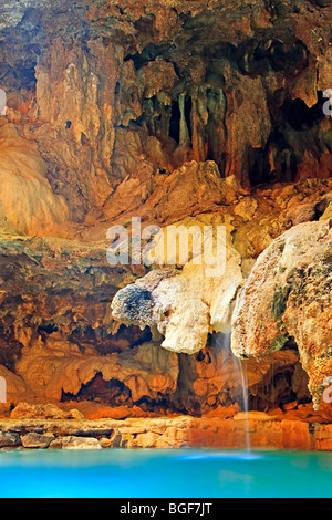 Details des Felsens im Inneren der Höhle und Basin National Historic Site, Sulphur Mountain, Banff Nationalpark, Alberta, Kanada. Stockfoto