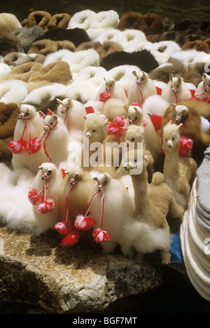 Souvenir Geschenk Stall anzeigen in den Anden Verkauf Geschenke-Modells, die Lamas mit Lama Wolle – für Touristen Ende. Peru Stockfoto