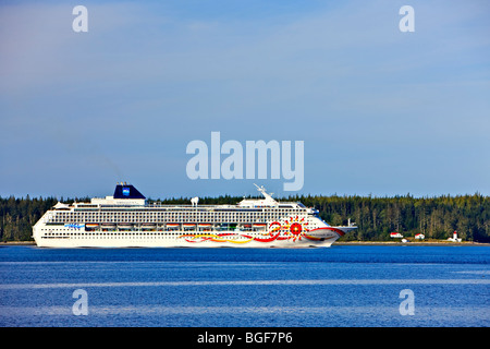 Norwegian Sun Kreuzfahrtschiff in der Nähe von Pultenay Point Lighthouse auf Malcolm Insel, Inside Passage, British Columbia, Kanada. Stockfoto