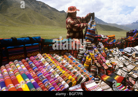 Erinnerungsgeschenk stall Anzeige in den Anden – Geschenke darunter peruanische Wolle Schals, Taschen, Hüte, Handschuhe, an Touristen zu verkaufen. Peru. Stockfoto