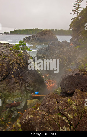 Menschen, die in den felsigen Becken der geothermischen Quellen in Hot Springs Cove, Openit Halbinsel Maquinna Marine Provincia Baden Stockfoto