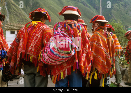 Peruanische Träger auf dem Inca Trail tragen wollenen Ponchos Schals oder Tücher, warten, um Touristen entlang der Route führen. Peru. Stockfoto