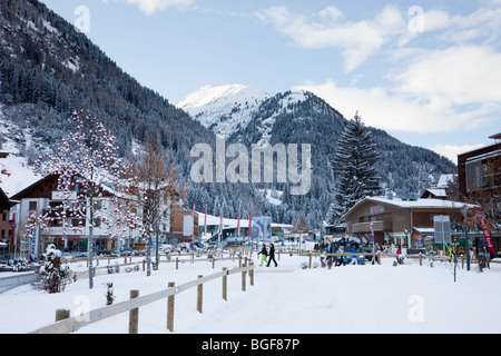 Stadtzentrum mit Schnee im alpinen Skigebiet in mitten im Winter bedeckt. St. Anton am Arlberg, Tirol, Österreich, Europa. Stockfoto