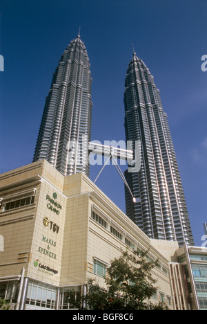 Petronas Twin Towers und Einkaufszentrum Entwicklung seiner Basis ebenerdig. Kuala Lumpur. Malaysien. Stockfoto