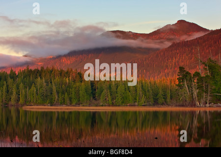 Wolken über die Berge rund um den Clayoquot Arm des Kennedy Lake, einem Übergangsbereich von den Clayoquot Sound WELTERBESTATUS schweben Stockfoto