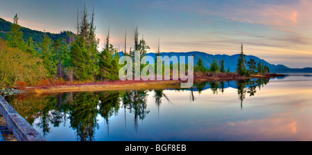 Wunderschöne Aussicht und Reflexionen während des Sonnenuntergangs über Kennedy Lake, einem Übergangsbereich von den Clayoquot Sound UNESCO Biosphären-Reservat, Stockfoto