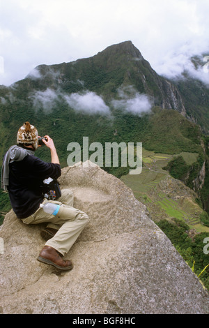 Touristen-Fotografen an der Spitze des Huayna Picchu oder Wayna Picchu (Quechua: "Young Peak") ein Foto von Machu Picchu, Peru. Stockfoto