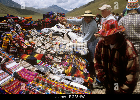 Erinnerungsgeschenk stall Anzeige in den Anden – Geschenke darunter peruanische Wolle Schals, Taschen, Hüte, Handschuhe, an Touristen zu verkaufen. Peru. Stockfoto