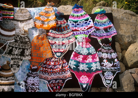Souvenir-Hut-Anzeige auf Straße Seite Geschenk Stall in den Anden – Geschenke darunter peruanischen Wollmützen & Kappen an Touristen zu verkaufen. Peru. Stockfoto